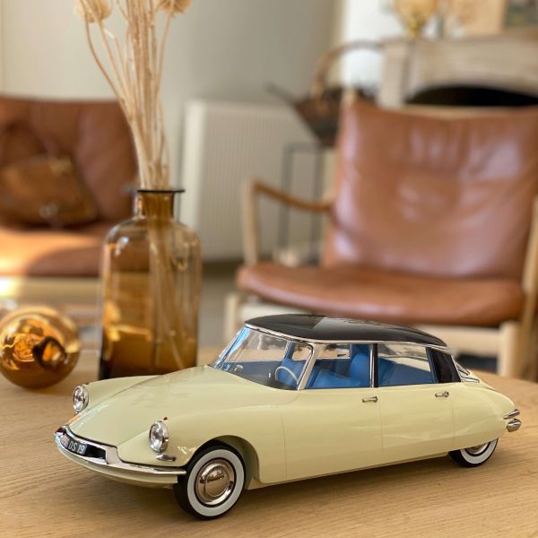 Citroën DS 19 1956 beige et violet 1/12