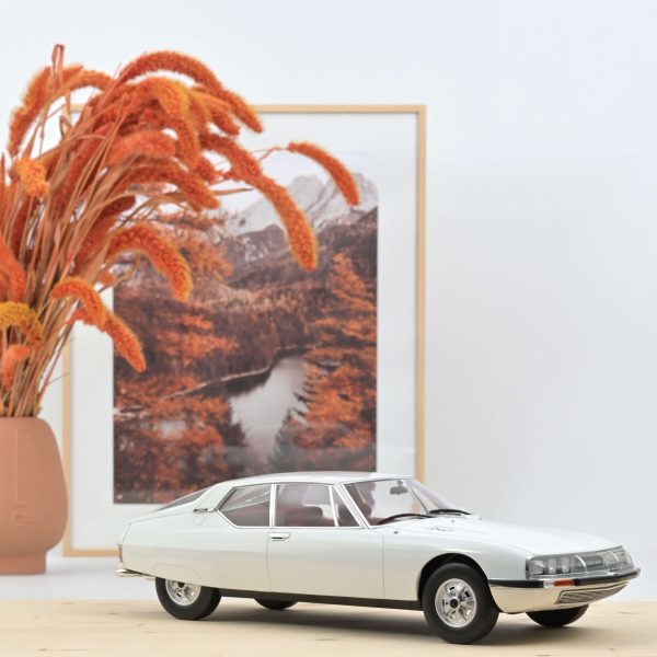 Citroën SM 1974 Blanche avec intérieur rouge 1/12 - 200pcs