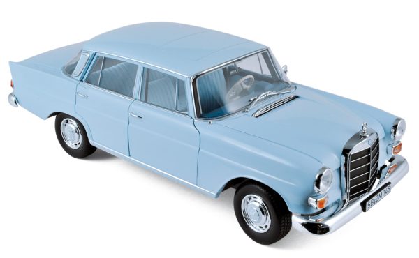 Mercedes-Benz 200 Sedan 1966 Bleu clair 1/18