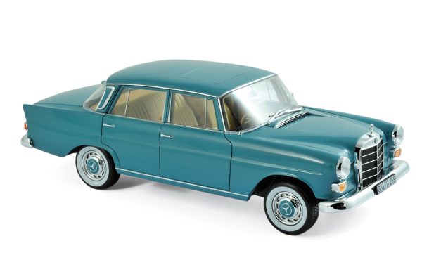 Mercedes-Benz 200 1966 vert de lune 1/18