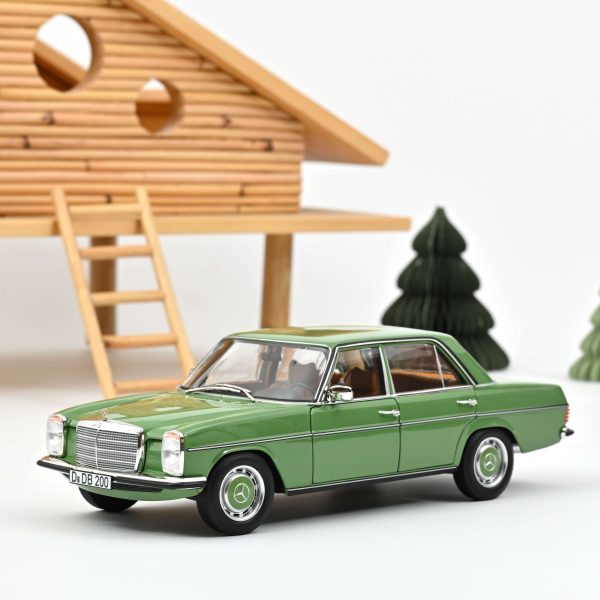 Mercedes-Benz 200 1973 Vert 1/18