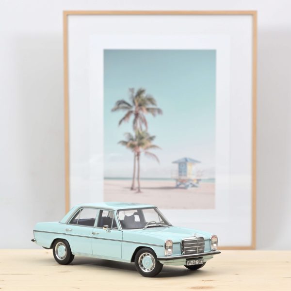 Mercedes-Benz 200 1968 Bleu clair 1/18
