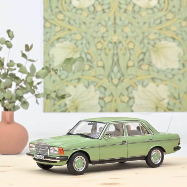 Mercedes-Benz 200 1982 Vert clair 1/18
