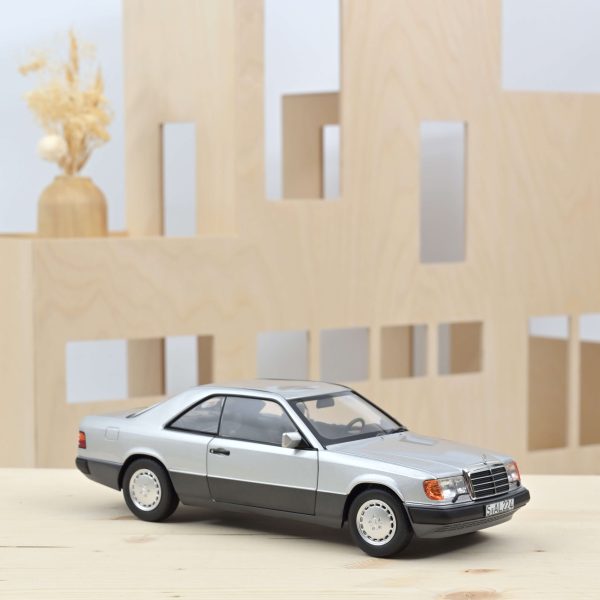 Mercedes-Benz 300 CE-24 Coupé 1990 Argent 1/18