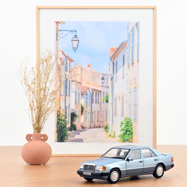 Mercedes-Benz 230 E 1990 Bleu clair métallisé 1/18