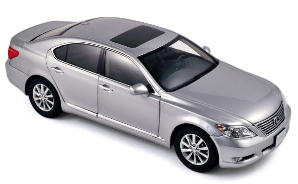 Lexus LS460 2010 Premium argent 1/18