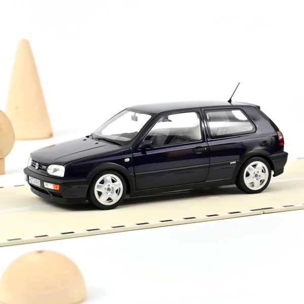 VW Golf VR6 1996 Bleu métallisé 1/18