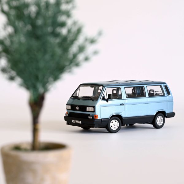 VW Multivan 1990 Bleu clair métallisé 1/18
