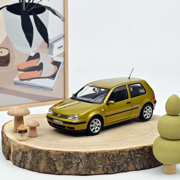 VW Golf 2002 Jaune métallisé 1/18 - 200pcs