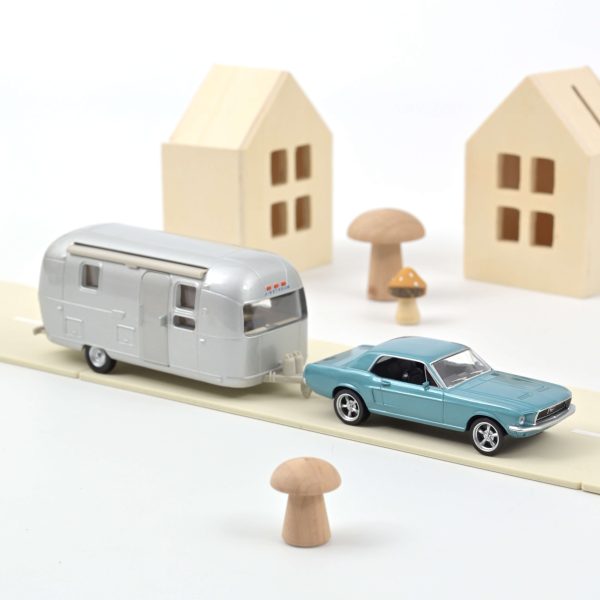 Ford Mustang 1968 Bleu métallisé et Caravane Airstream Jet-car 1/43
